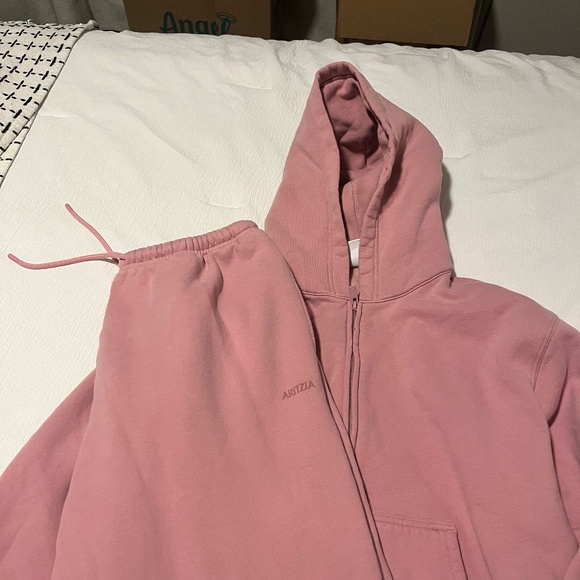 Aritzia Cozy Sweatfleece Mega Flutter Sweat Pants & Perfect Zip Hoodie - Picture 4 of 8